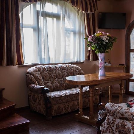 Cottage Shchaslyvyi Yaremche Exterior foto