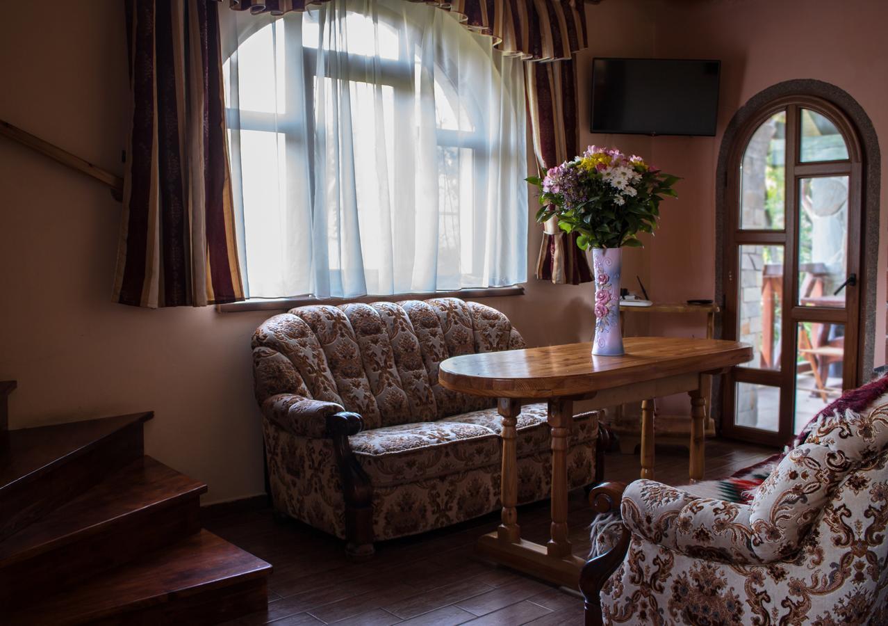 Cottage Shchaslyvyi Yaremche Exterior foto